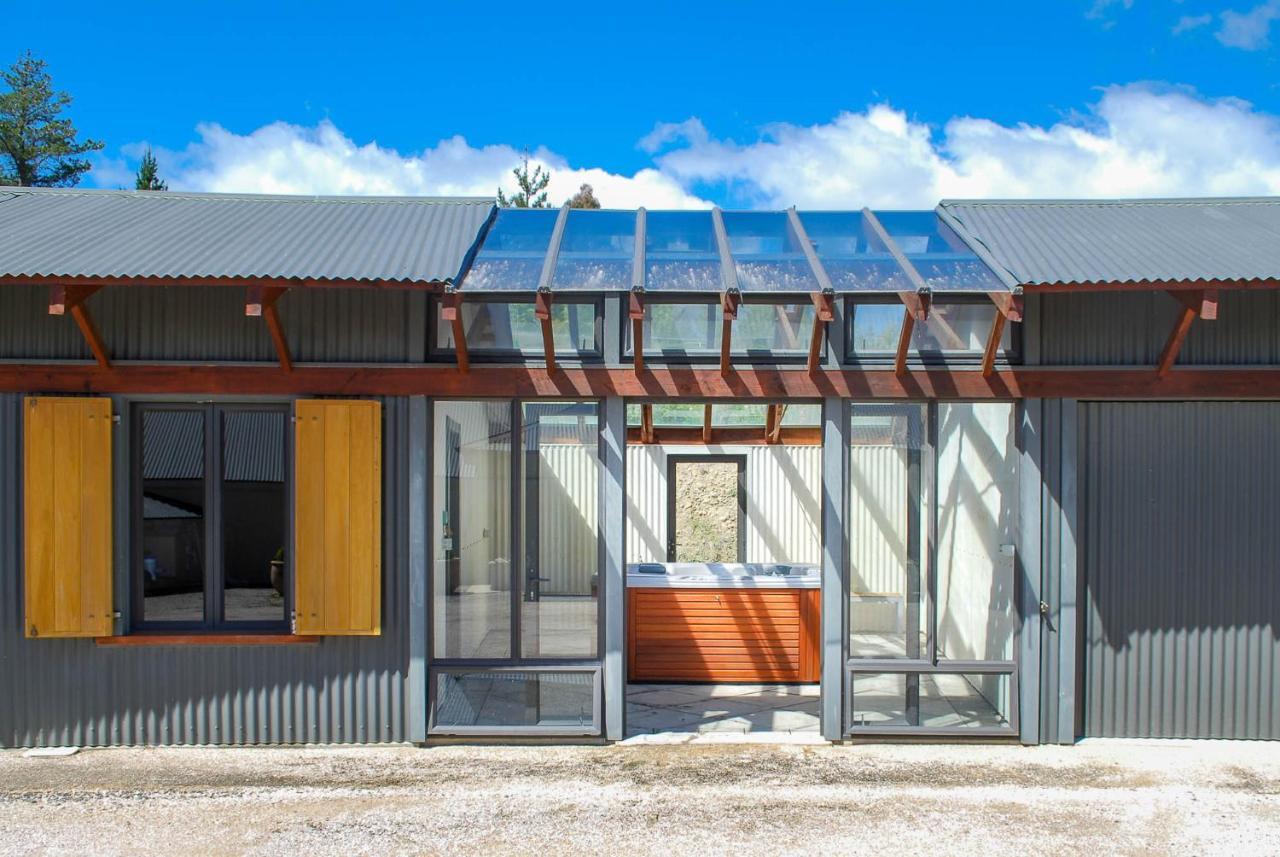 Windhover Suites Tasman Bagian luar foto
