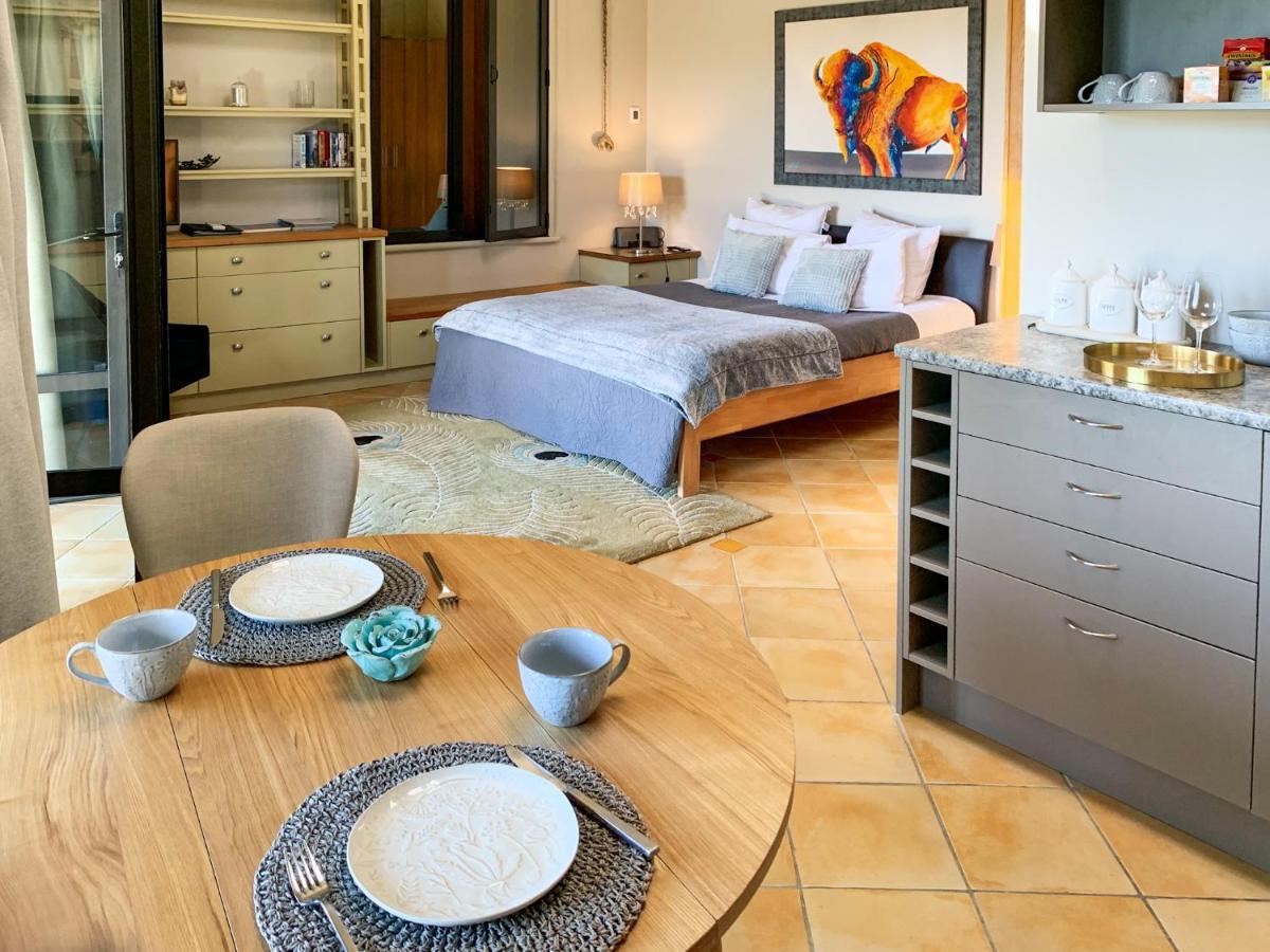 Windhover Suites Tasman Bagian luar foto