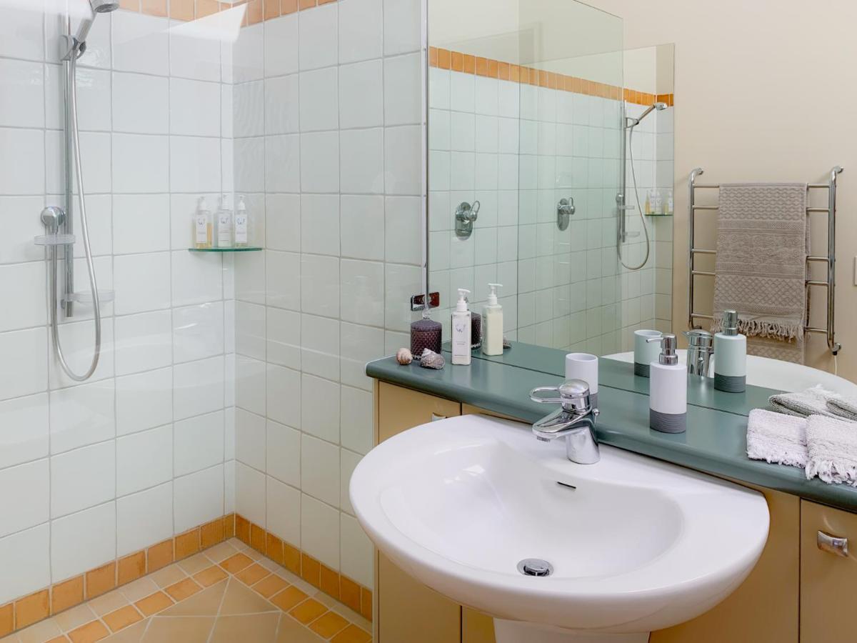 Windhover Suites Tasman Bagian luar foto