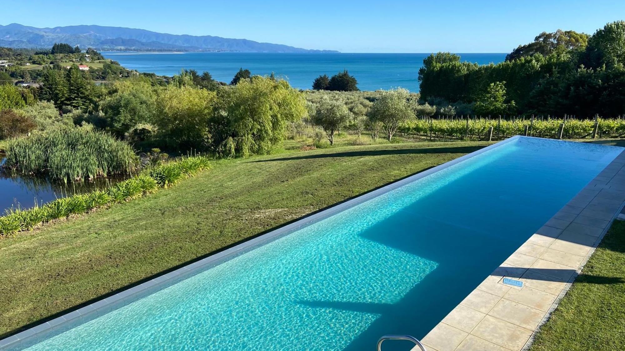 Windhover Suites Tasman Bagian luar foto