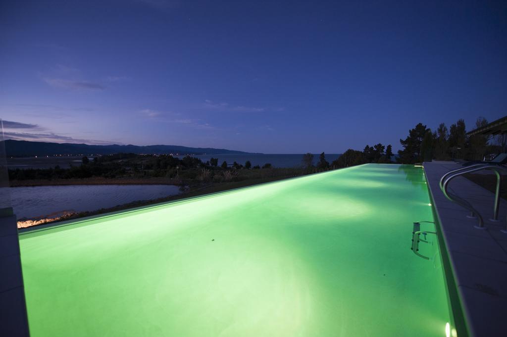 Windhover Suites Tasman Bagian luar foto
