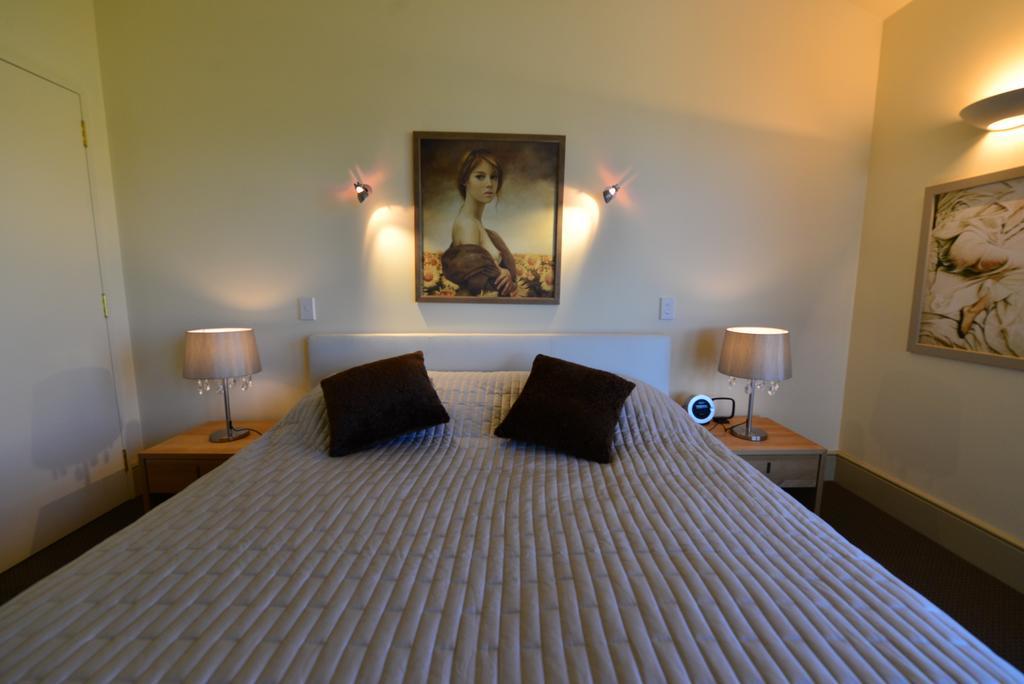 Windhover Suites Tasman Bagian luar foto