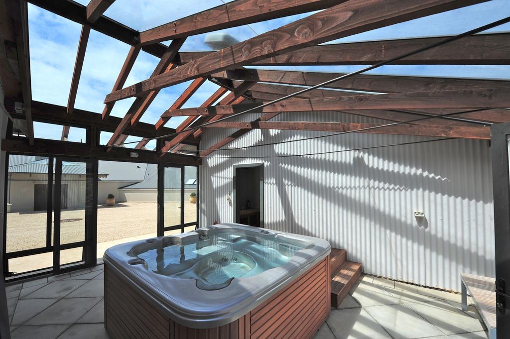 Windhover Suites Tasman Bagian luar foto