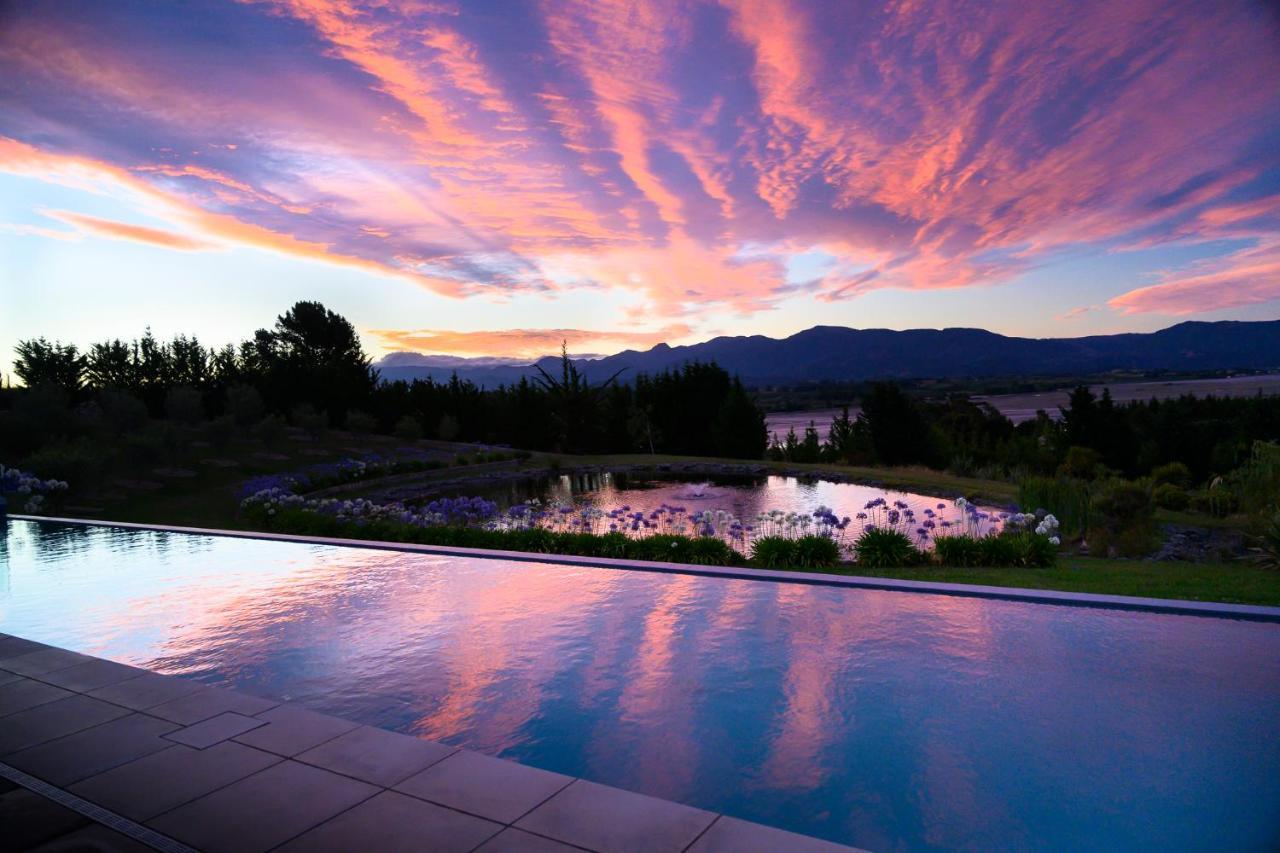Windhover Suites Tasman Bagian luar foto