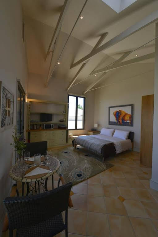 Windhover Suites Tasman Bagian luar foto